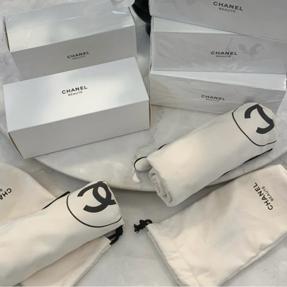 Ivory Throw with Black Emblem - Picture 10 of 10